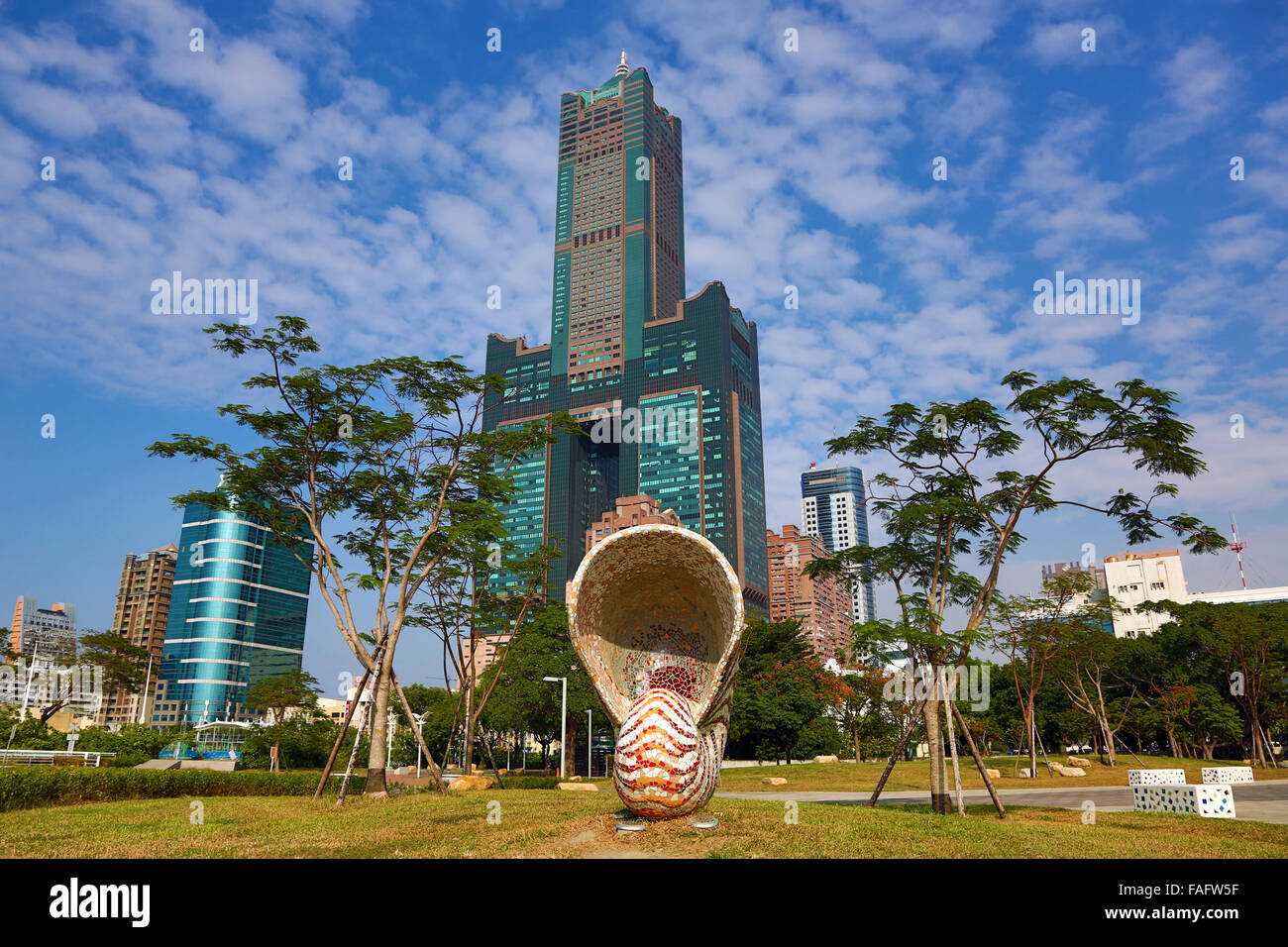 85 Sky Tower Hotel und Singuang Ferry Wharf, Kaohsiung, Taiwan Stockfoto