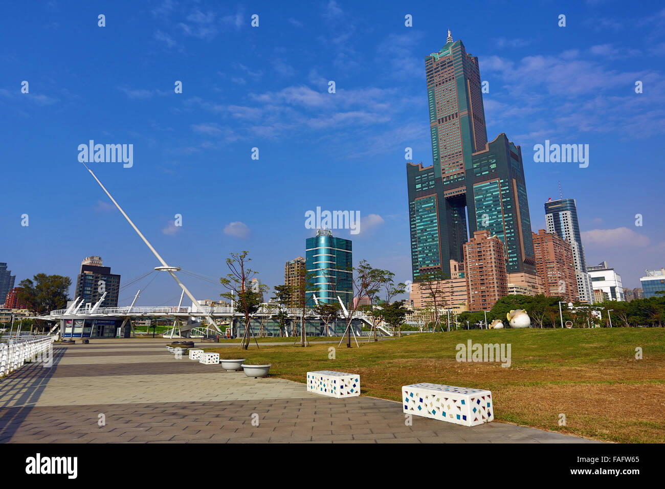 85 Sky Tower Hotel und Singuang Ferry Wharf, Kaohsiung, Taiwan Stockfoto