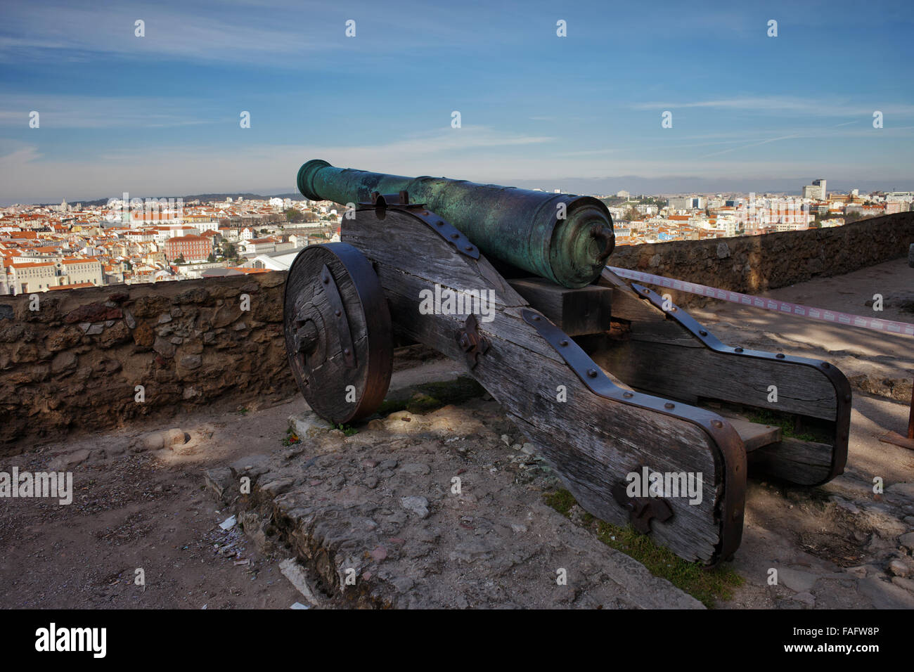 Mittelalterliche bronzene Kanone auf Sao Jorge Castle, Lissabon, Portugal Stockfoto