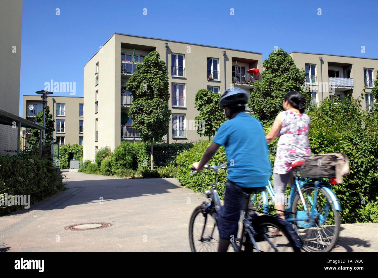 Eine Fußgänger- und Radweg in der autofreien Siedlung Gartensiedlung Weissenburg, Münster. Stockfoto