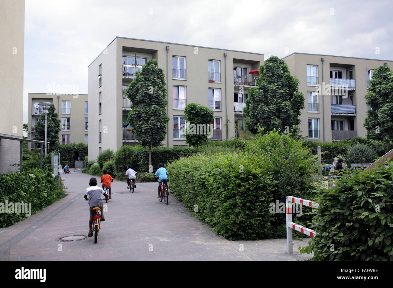 Eine Fußgänger- und Radweg in der autofreien Siedlung Gartensiedlung Weissenburg, Münster. Stockfoto
