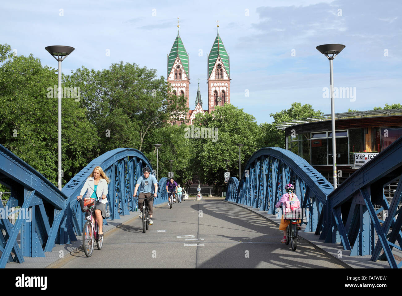 Radfahrer in der morgendlichen Rushhour der blauen Brücke, ein Zyklus/nur für Fußgänger Brücke über Bahnstrecke in Freiburg. Stockfoto