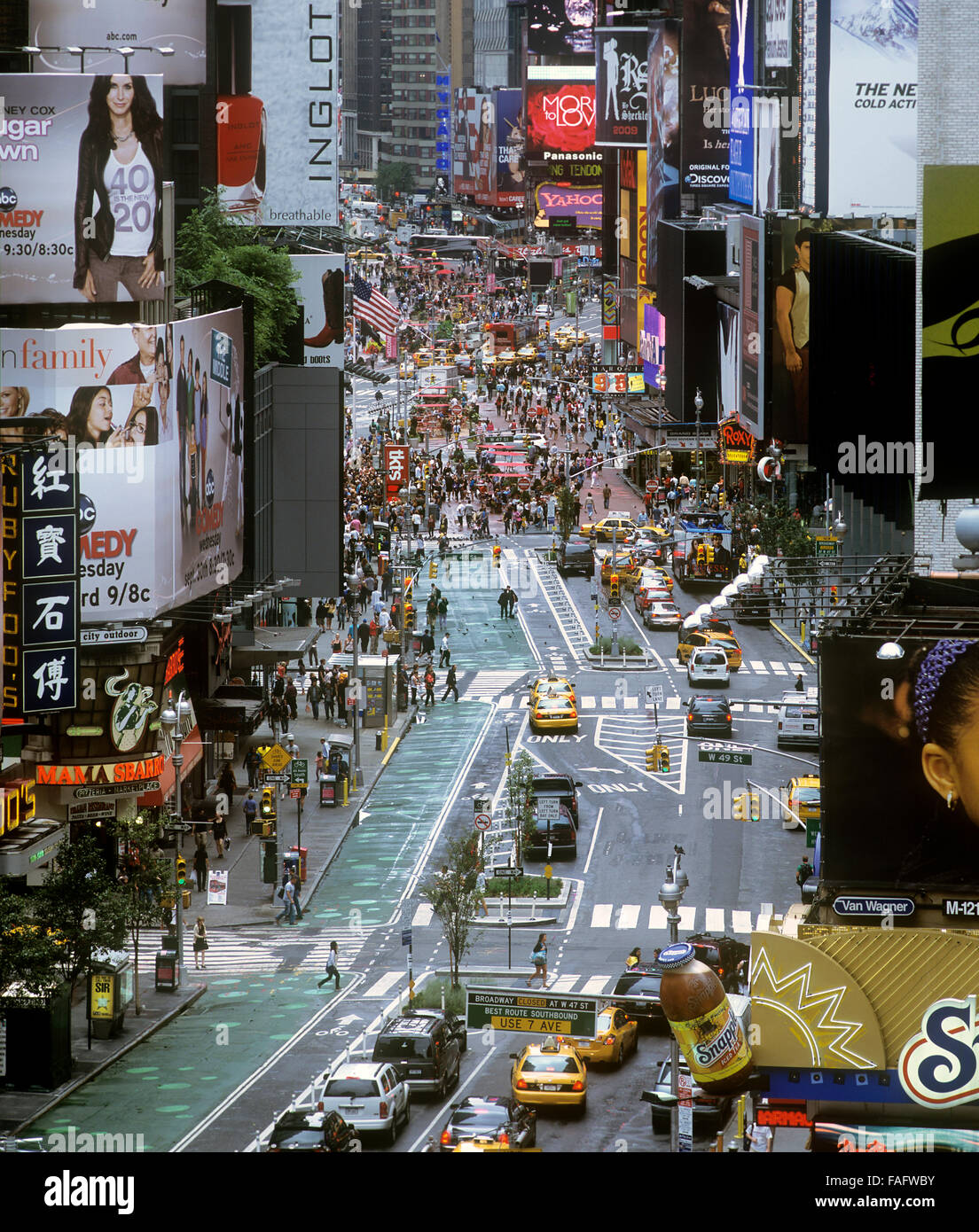 Traffic-Reduzierung und Fußgängerzonen auf Broadway, New York City: die grüne Gasse ist ehemalige Straße, jetzt für Fußgänger reserviert. Stockfoto