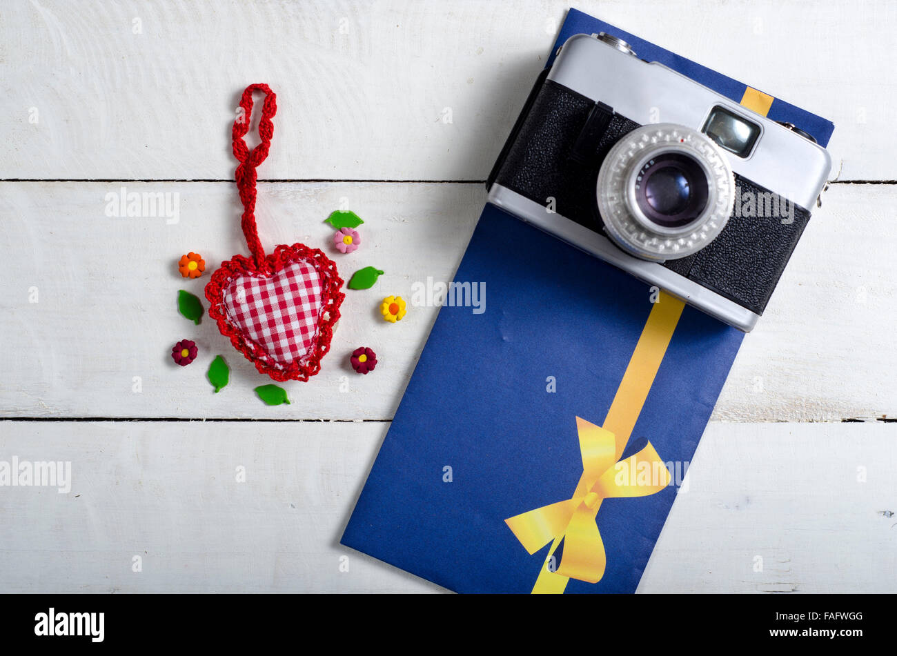 Valentinstag-Spielzeug-Herz, Retro-Kamera und Briefe.  Ansicht von oben Stockfoto