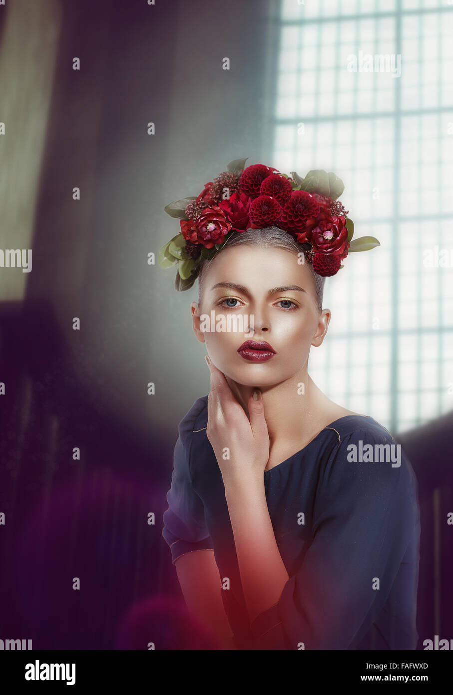 Schöne junge Frau mit Blumen im Haar. Vogue. Stockfoto