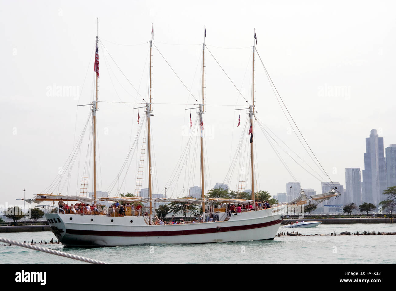 Chicago-Navy Pier. Segelboot Stockfoto