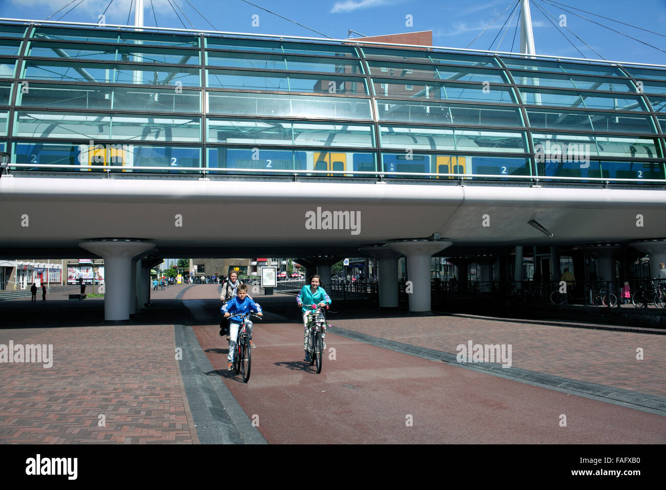 Radfahrer im autofreien Zentrum von Houten, eine neue Stadt in der Nähe von Utrecht in den Niederlanden. Stockfoto