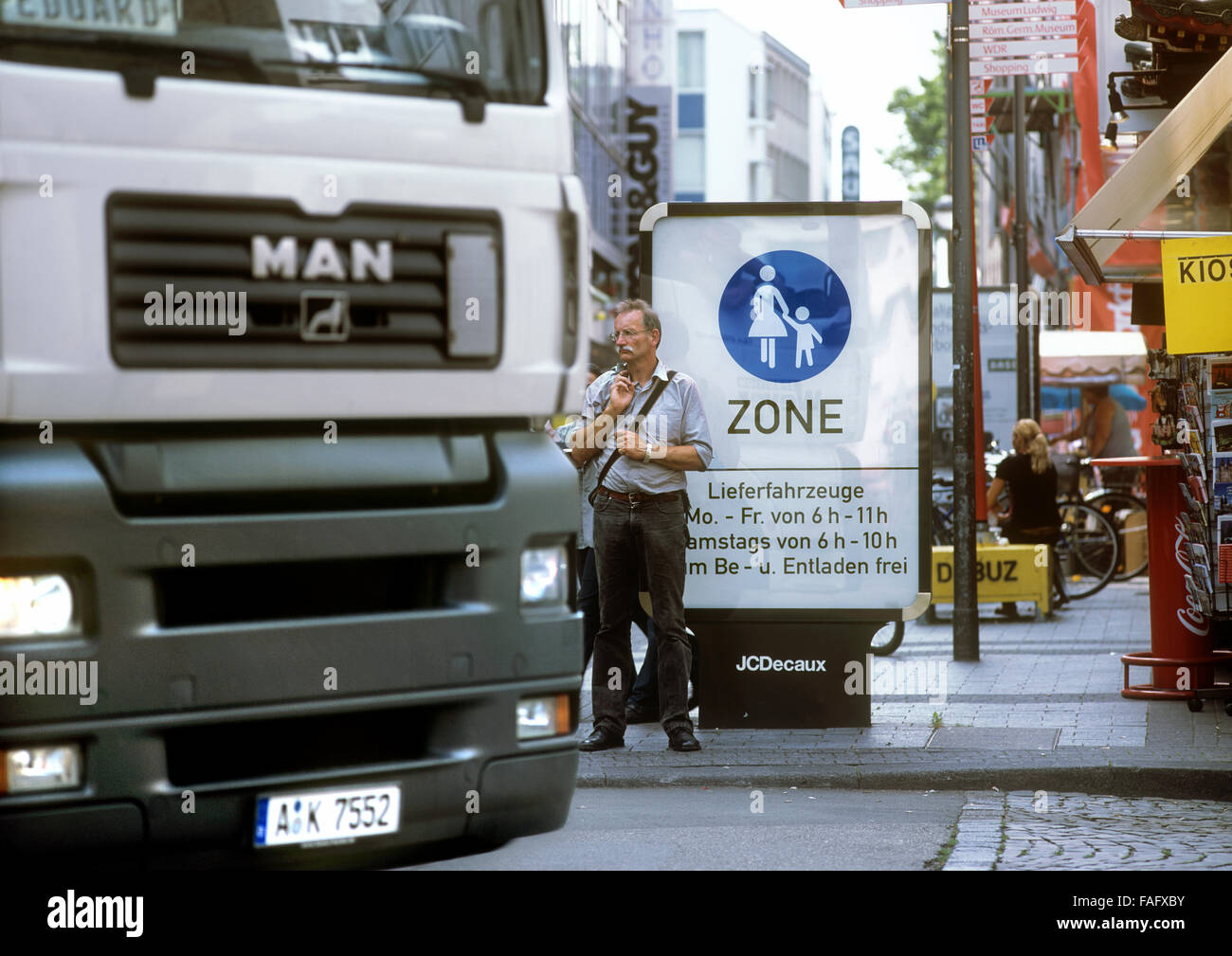 Ein Lastwagen vorbei "Fußgängerzone" Zeichen am Ende des Minoritenstrasse Fußgängerzone im Zentrum von Köln. Stockfoto