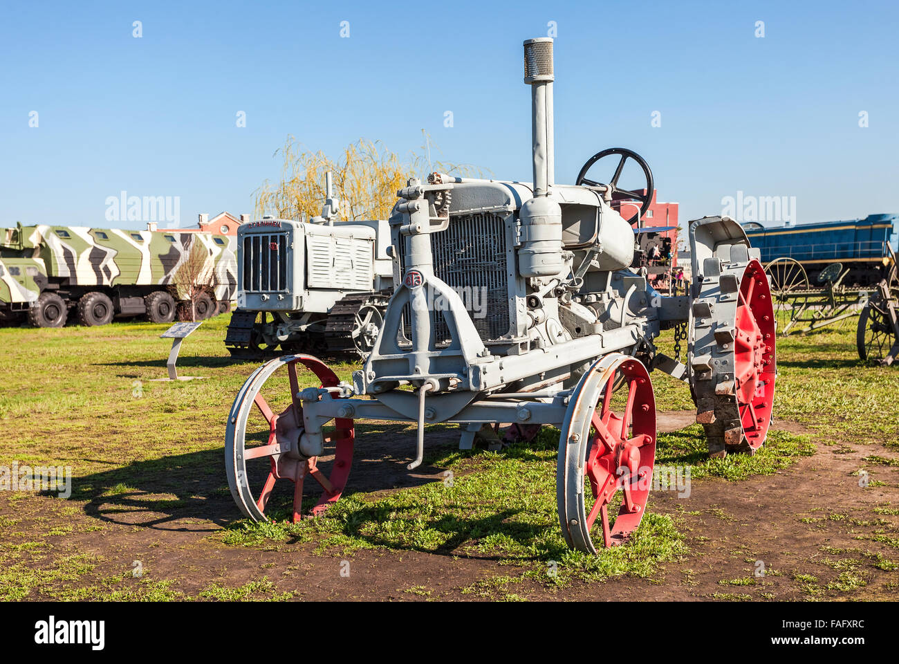 Alten sowjetischen Traktor "Universal-2" für landwirtschaftliche Zwecke in Togliatti Technikmuseum Stockfoto