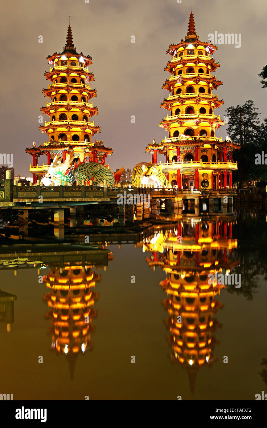 Drachen und Tiger Pagoden bei Nacht, Lotus-Teich, Kaohsiung, Taiwan Stockfoto