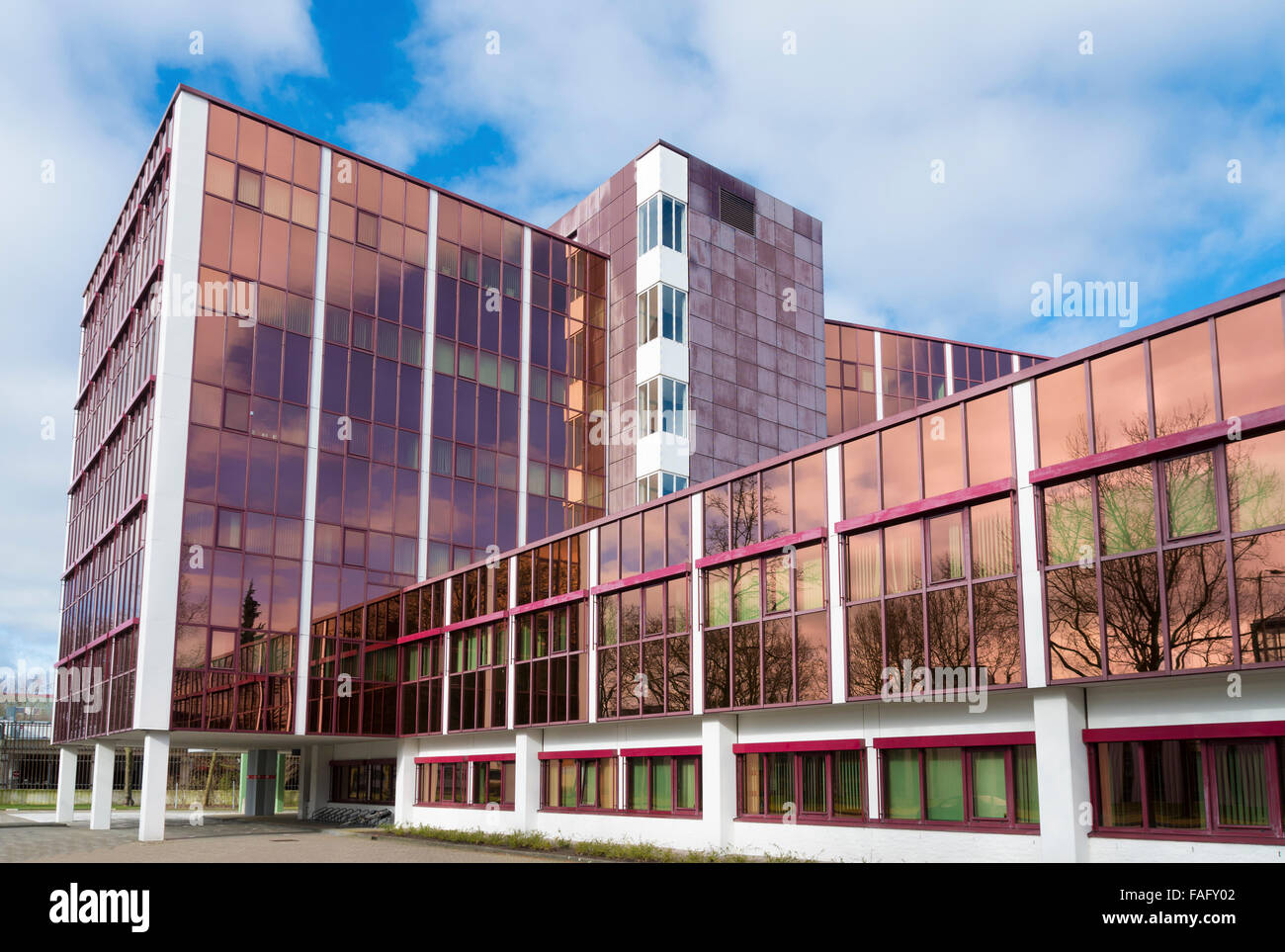 außen ein modernes Bürogebäude mit Braunglas Stockfoto