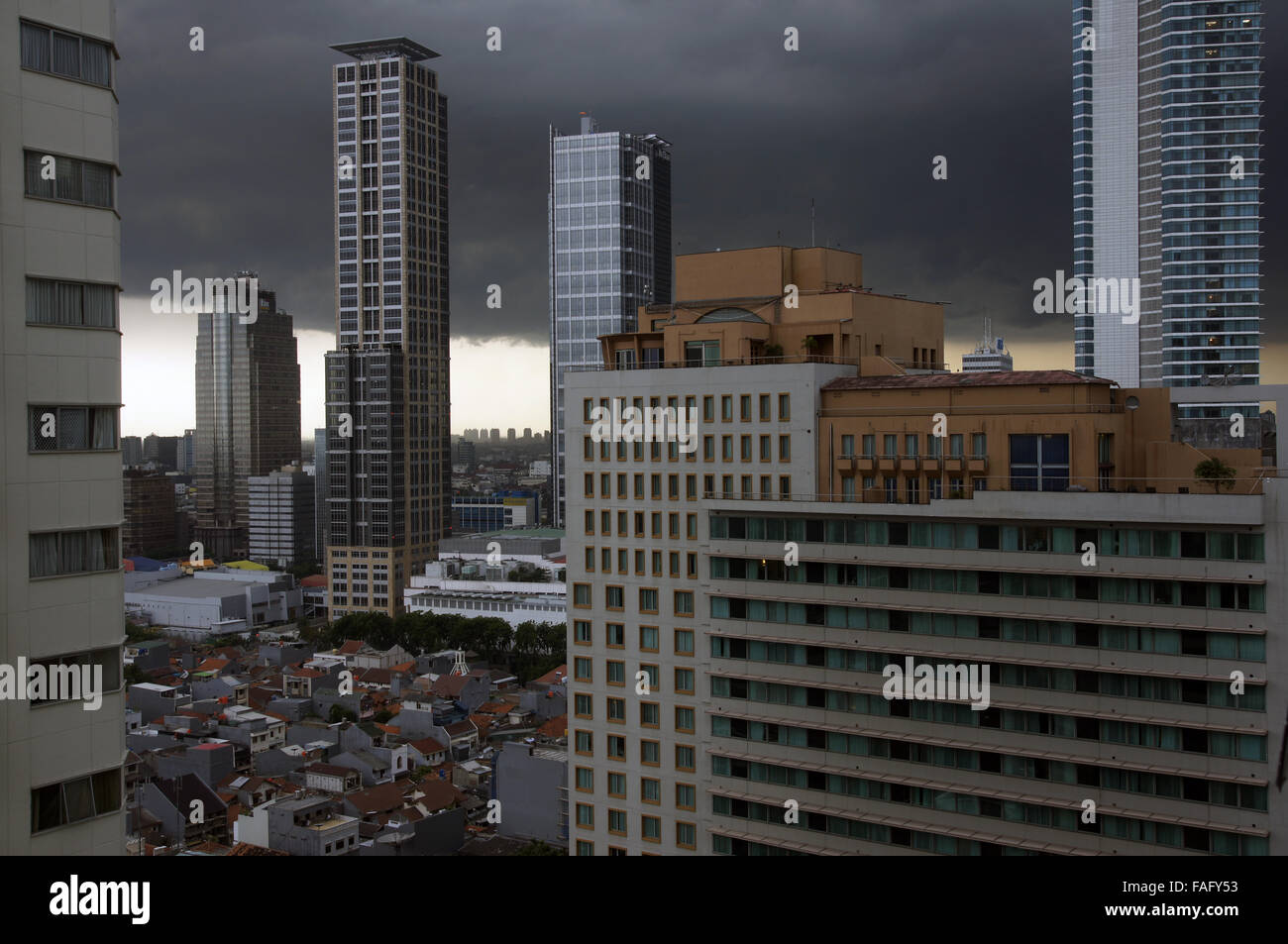 Schwere Gewitterwolken zu verschlingen, City Tower Blocks und Hochhäusern Stockfoto