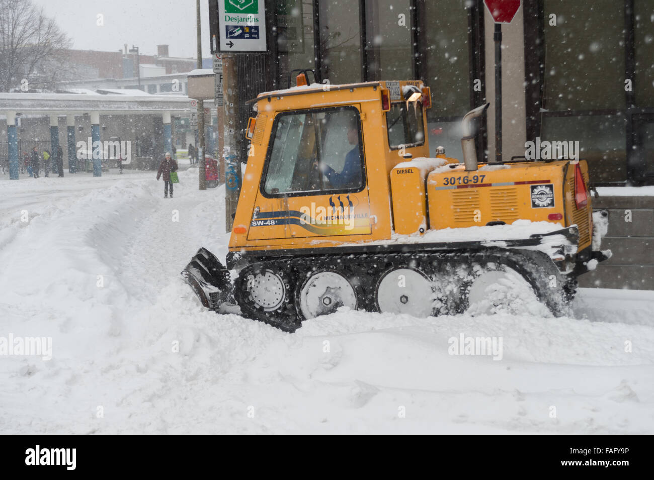 Montreal, Kanada. 29. Dezember 2015. Schneepflug entfernt Schnee während der erste Schnee-Sturm der Saison. Bildnachweis: Marc Bruxelle/Alamy Live-Nachrichten Stockfoto