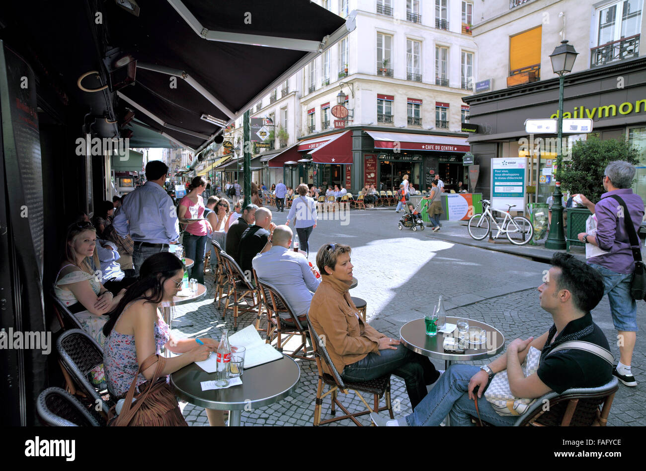 Ein Straßencafé in der Fußgängerzone Rue Montorgueil im Zentrum von Paris. Stockfoto