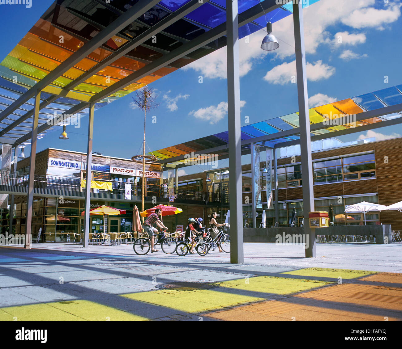 Radfahrer auf dem zentralen Platz von Pichling Solar City, einem neuen Vorort der nachhaltigen Entwicklung am Rande von Linz, Österreich. Stockfoto