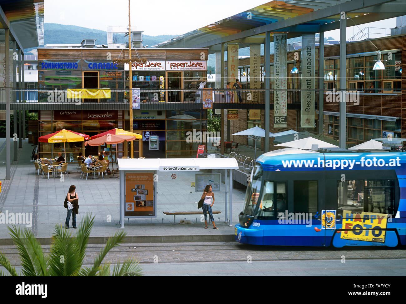 Eine Straßenbahn, die Ankunft in der zentralen Platz von Pichling Solar Stadt, eine neue nachhaltige Vorort von Linz, Österreich. Stockfoto