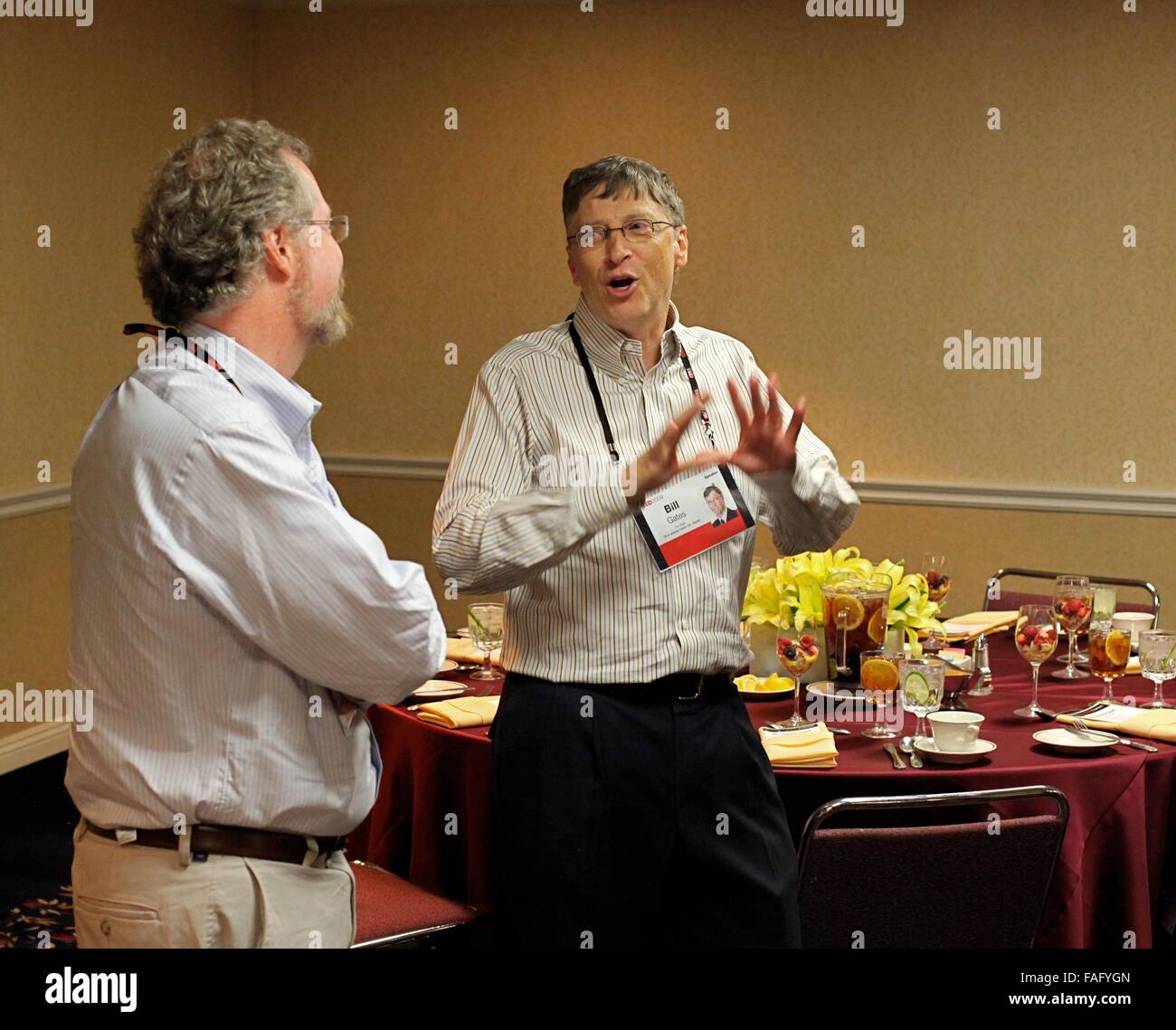 Microsoft-Gründer Bill Gates spricht mit Nathan Myhrvold, ehemaliger Chief Technology Officer von Microsoft bei einem Wiedersehen Mittagessen bei TED-Konferenz 4. Februar 2009 in Long Beach, Kalifornien. Stockfoto