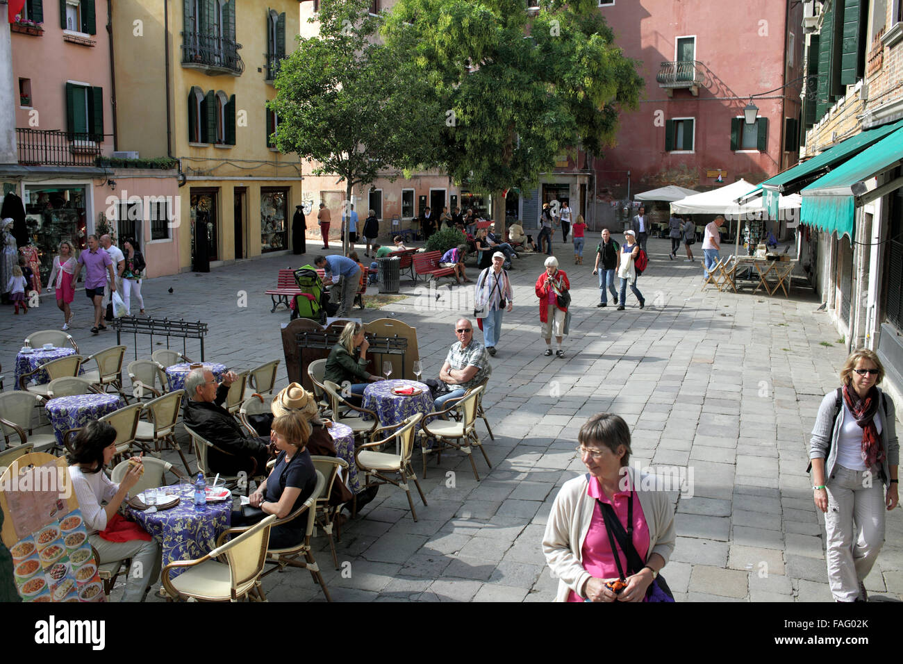 Der geselligen Stadt: Campo Santa Maria Nova, einem typischen kleinen Platz zum sitzen, Essen und trinken in autofreien Venedig. Stockfoto