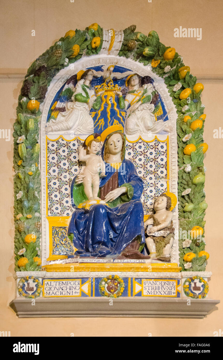 Eine schöne emaillierte Keramik "Madonna Col Bambino" wurde von Giovanni della Robbia im Conti Guidi Schloss in Vinci Stockfoto
