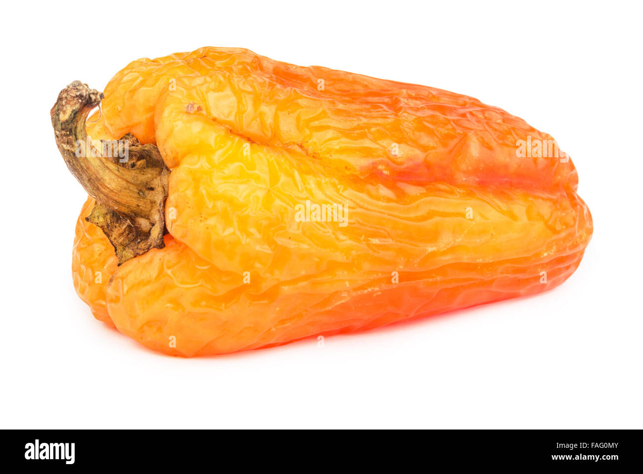 Verwöhnte gelbe Paprika isoliert auf weißem Hintergrund. Stockfoto