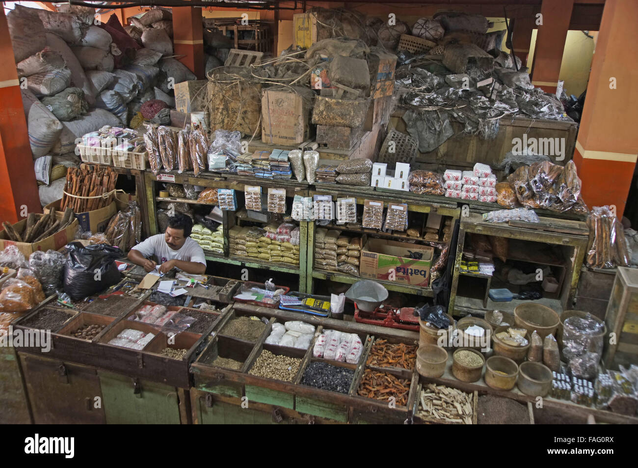 Indonesische Gewürz-Markt-Verkäufer Stockfoto