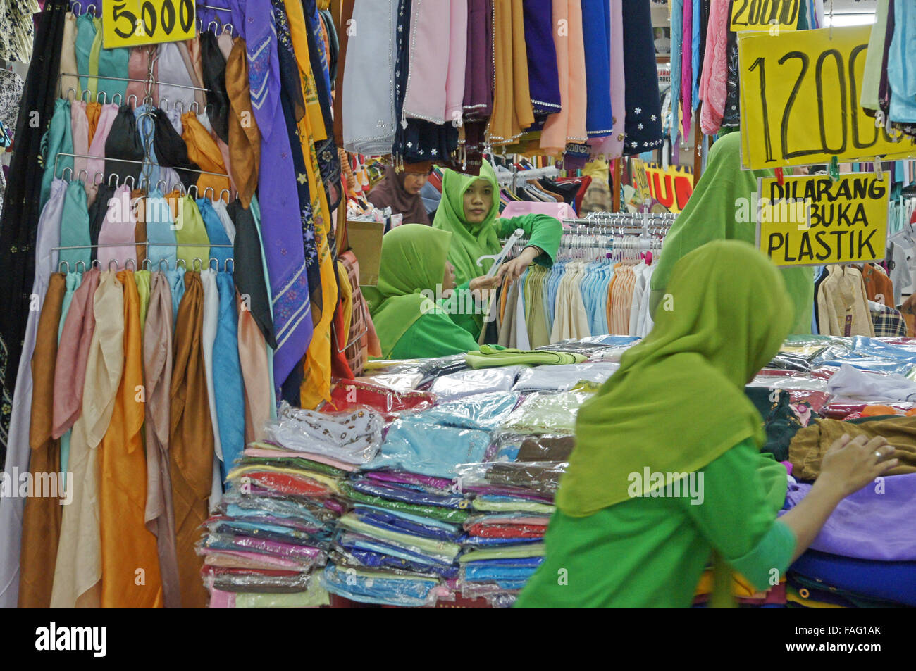 Shopgirls dienen in einem Hijab-Shop Stockfoto