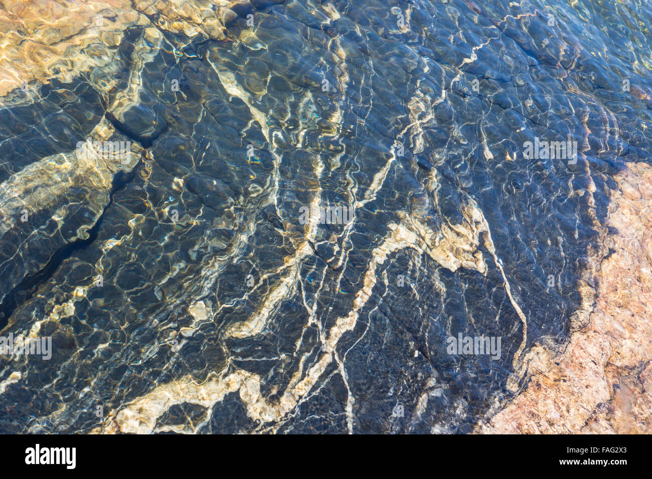Nahaufnahme Detail der Felsen in klarem Wasser im Lake Superior Provincial Park am Lake Superior in Kanada Stockfoto