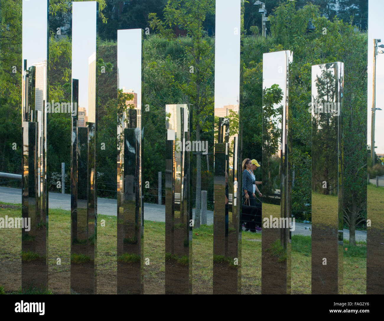 Kunstwerke spiegeln Spiegelungen im Brooklyn Bridge Park NYC wider Stockfoto