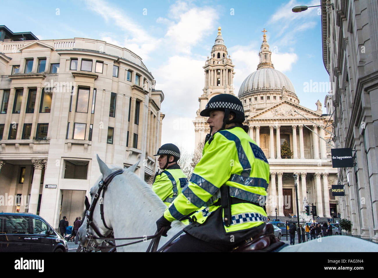 Berittene Polizei vor St. Paul's Cathedral in London, England, Großbritannien Stockfoto