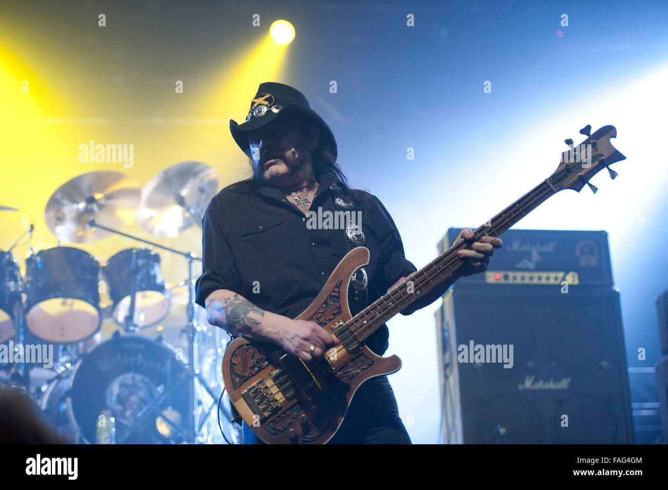 Datei. 29. Dezember 2015. IAN "LEMMY" KILMISTER, Gründungsmitglied und Sänger in der britischen Heavy-Metal-Band "Motorhead", ist im Alter von 70, nach einem kurzen Kampf mit einem extrem aggressiven Krebs gestorben. Im Bild: 23. Februar 2012 führt - San Jose, Kalifornien, USA - Sänger Bassist Lemmy Kilmister von Motörhead live im San Jose Events Center während der Gigantour 2012. Jerome Brunet/ZUMAPRESS.com/Alamy © Live-Nachrichten Stockfoto