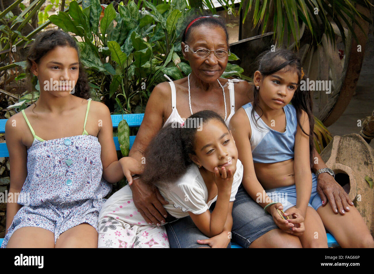 Ältere Frau mit ihren drei Enkelinnen, Pinar Del Rio, Kuba Stockfoto