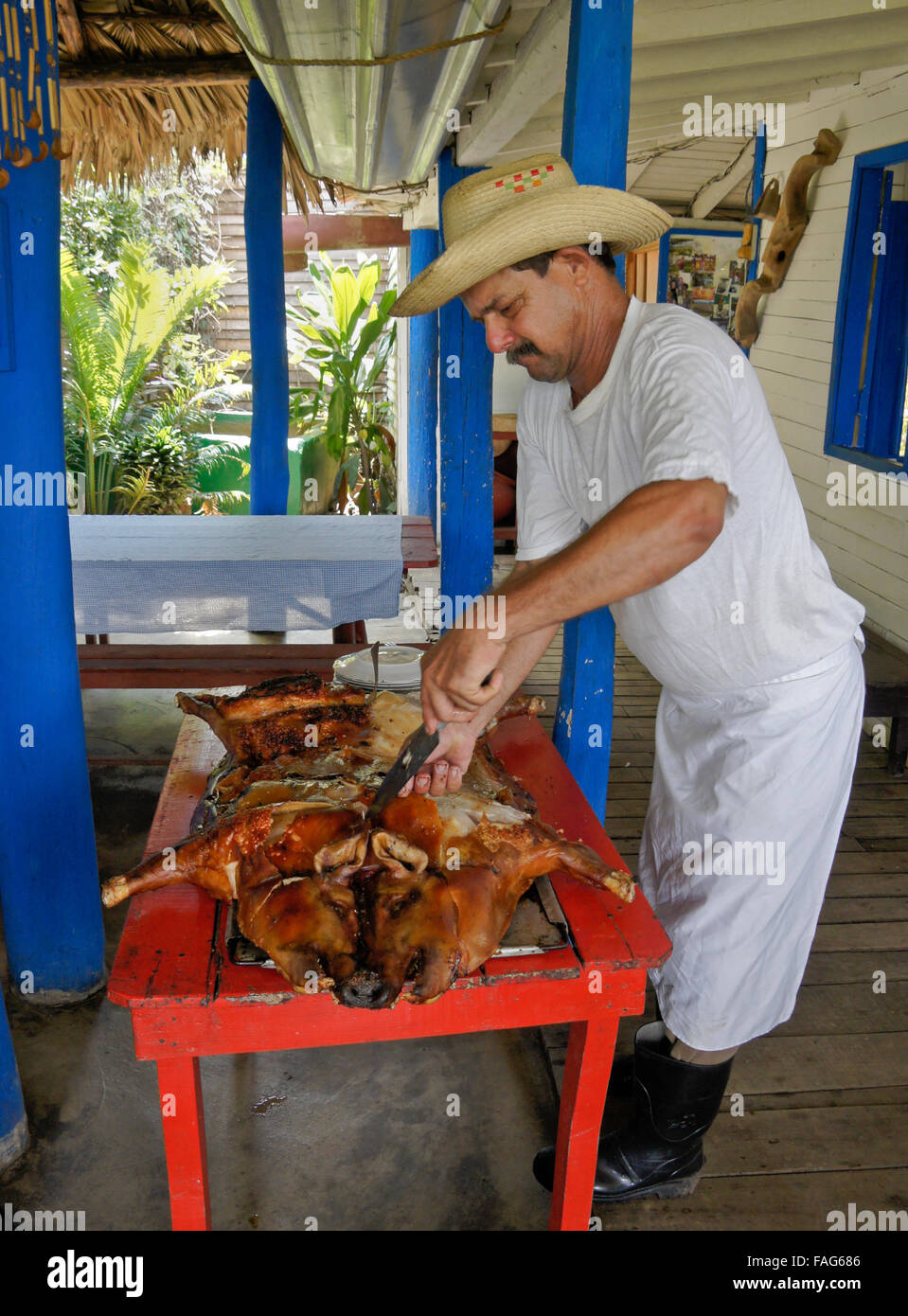 Mann schnitzen Braten Schwein, Pinar del Rio, Kuba Stockfoto