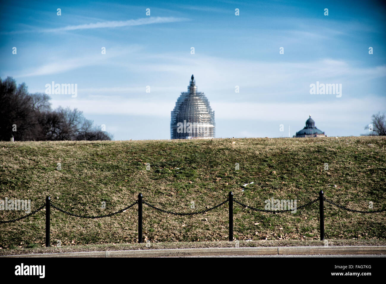 Washington D.C. // WASHINGTON, D.C. — die Kuppel des Kapitols der Vereinigten Staaten, die während eines großen Restaurierungsprojekts mit Gerüsten bedeckt war, ist vom Washington Monument aus zu sehen. Die neoklassizistische Kuppel, die von Thomas U. Walter entworfen wurde, wurde einer umfassenden mehrjährigen Renovierung unterzogen, um mehr als 1.000 Risse und sich verschlechternde Gusseisenelemente zu reparieren. Das Kapitol, in dem der US-Kongress untergebracht ist, ist eines der bekanntesten Symbole der amerikanischen Demokratie und Regierungsführung. Die Gerüstkonstruktion, die speziell für den weiteren Betrieb ausgelegt ist Stockfoto