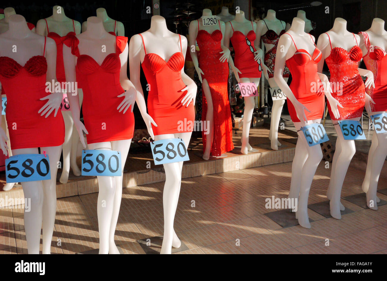 Günstige rote Kleider zum Verkauf zu einem Preis von 580 Thai Baht angezeigt auf Puppen vor einem Geschäft in Pattaya Thailand Stockfoto