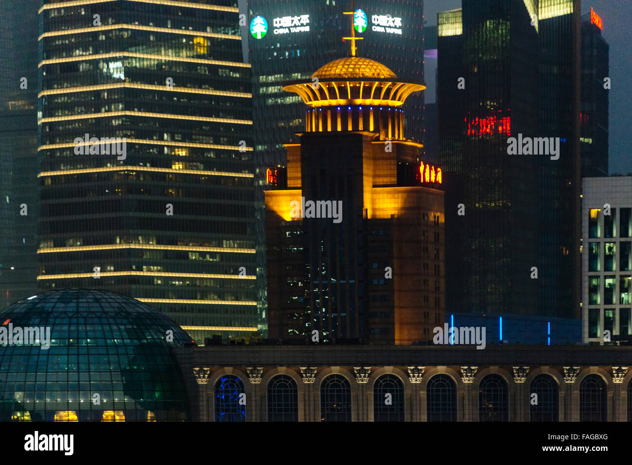 Nachtansicht der hohen steigt in Pudong, Shanghai, China Stockfoto