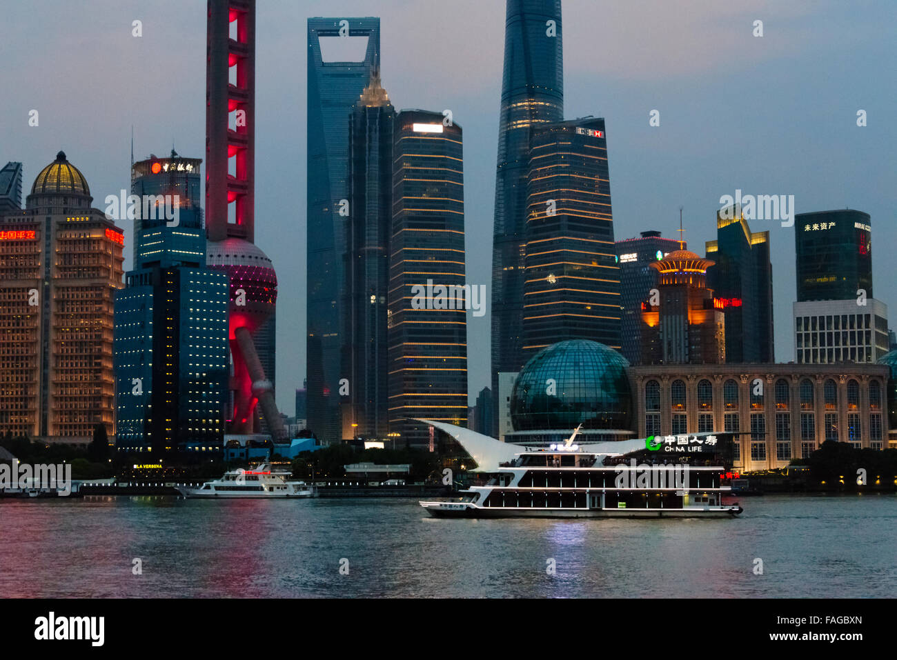 Skyline von Pudong Huangpu-Fluss in der Abenddämmerung, Shanghai, China Stockfoto