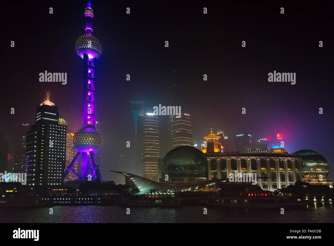 Nachtansicht des Shanghai International Convention Center und Oriental Pearl TV Tower in Pudong Huangpu Fluss, Shanghai, China Stockfoto