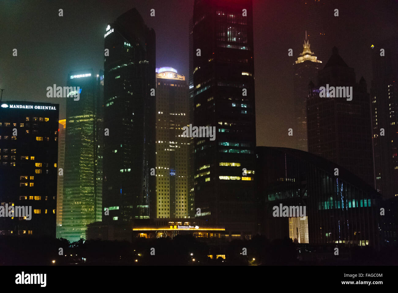 Nachtansicht der hohen steigt in Pudong, Shanghai, China Stockfoto
