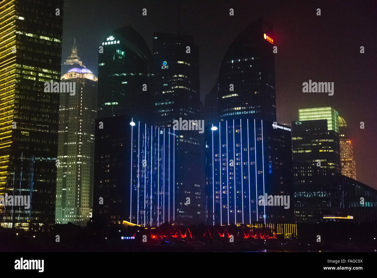 Nachtansicht der hohen steigt in Pudong Huangpu Fluss, Shanghai, China Stockfoto