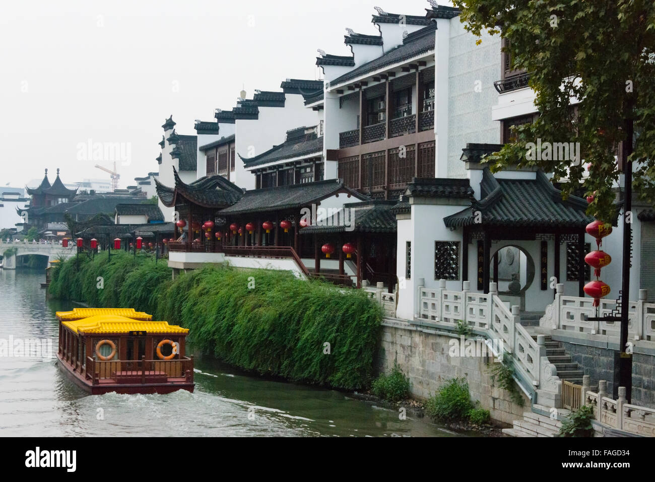 Boot und traditionelles Haus auf dem Qinhuai Flusses, Nanjing, Provinz Jiangsu, China Stockfoto