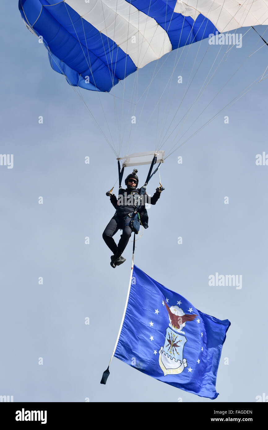 29. Dezember 2015: USAF Wings of Blue vor der Lockheed Martin Armed Forces Bowl zwischen California Golden Bears und die Air Force Falcons Amon G. Carter Stadium, ft. Worth, Texas. Shane Roper/CSM Stockfoto