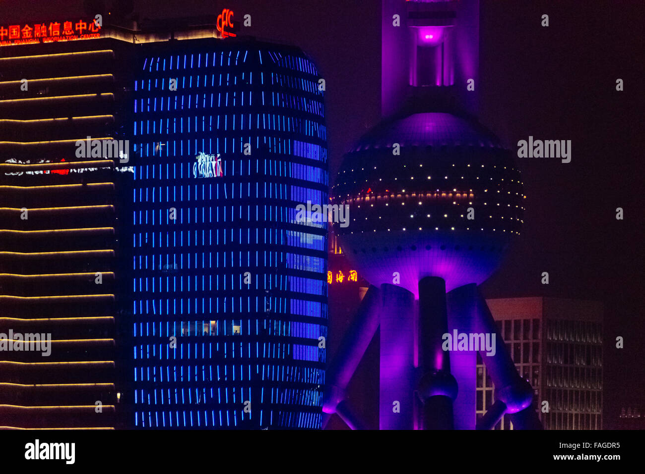 Nachtansicht von Hochhäusern und Oriental Pearl TV Tower in Pudong, Shanghai, China Stockfoto