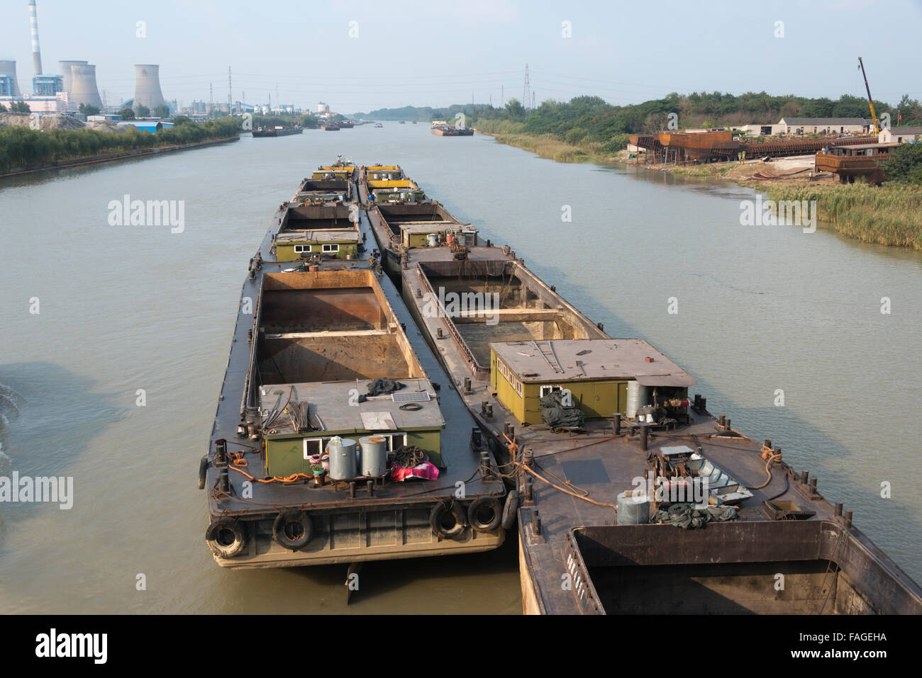 Kahn über den Canale Grande, moderne Stadt entlang des Flussufers, Huai'an, Provinz Jiangsu, China Stockfoto