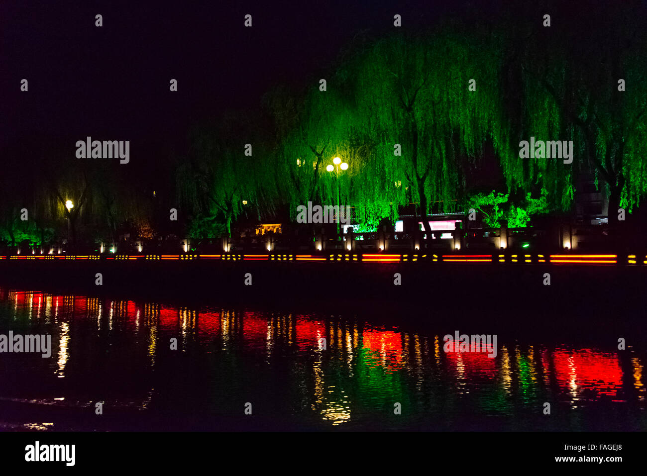 Nachtansicht des Canal Grande, Yangzhou, Provinz Jiangsu, China Stockfoto
