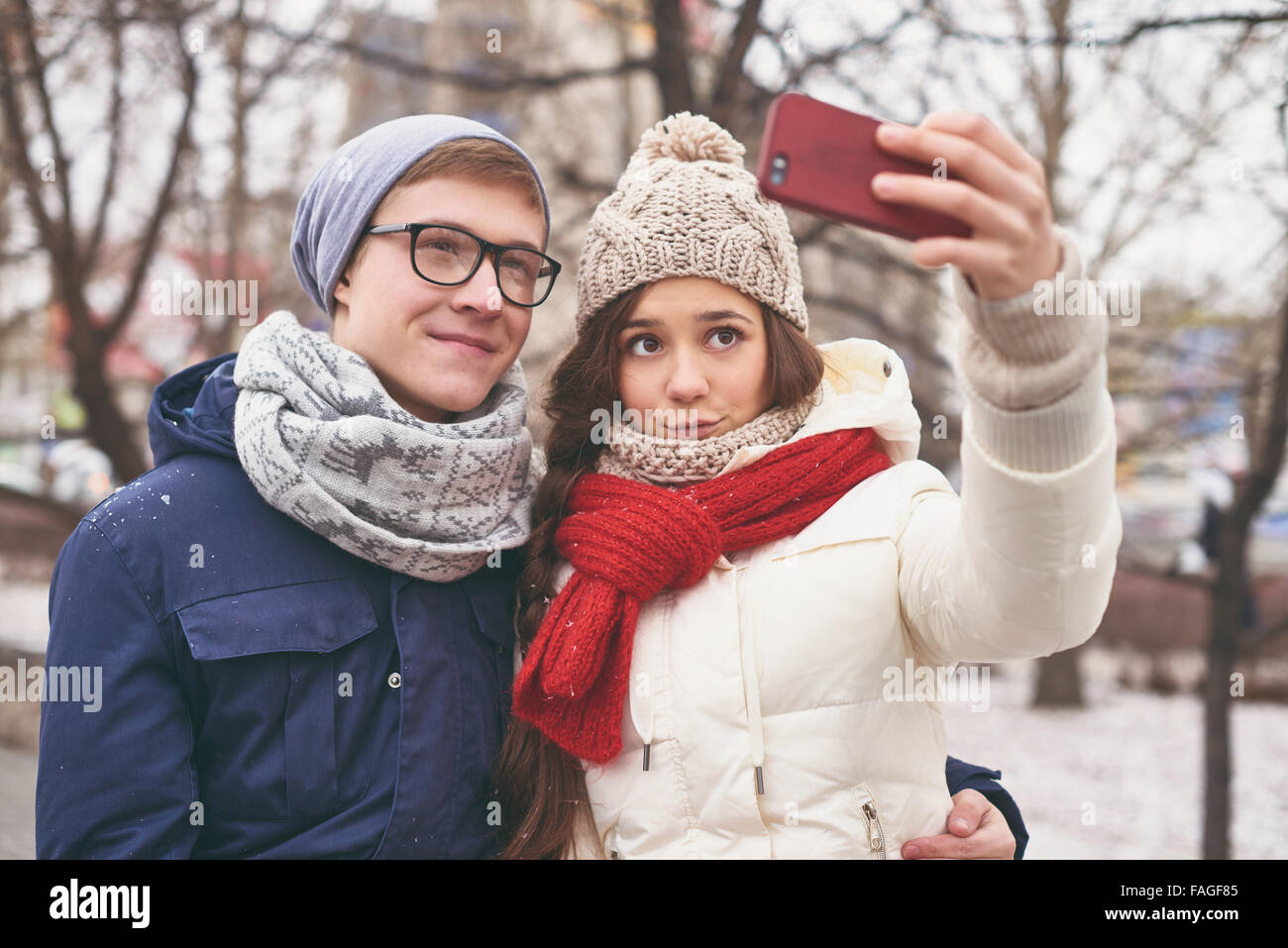 Amourösen Termine im Winter tragen die selfie Stockfoto