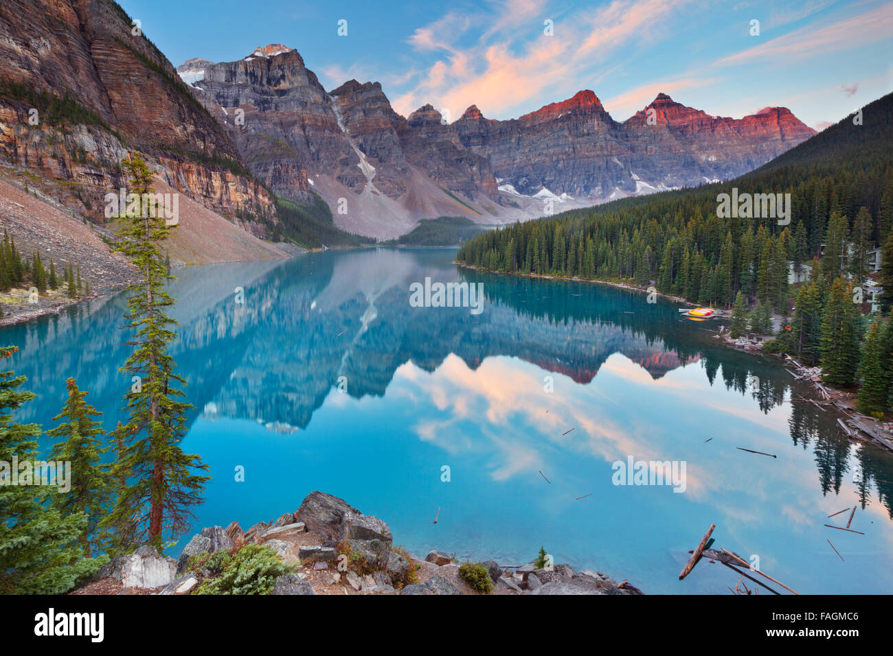 Schöne Moraine Lake im Banff Nationalpark, Kanada. Bei Sonnenaufgang fotografiert. Stockfoto