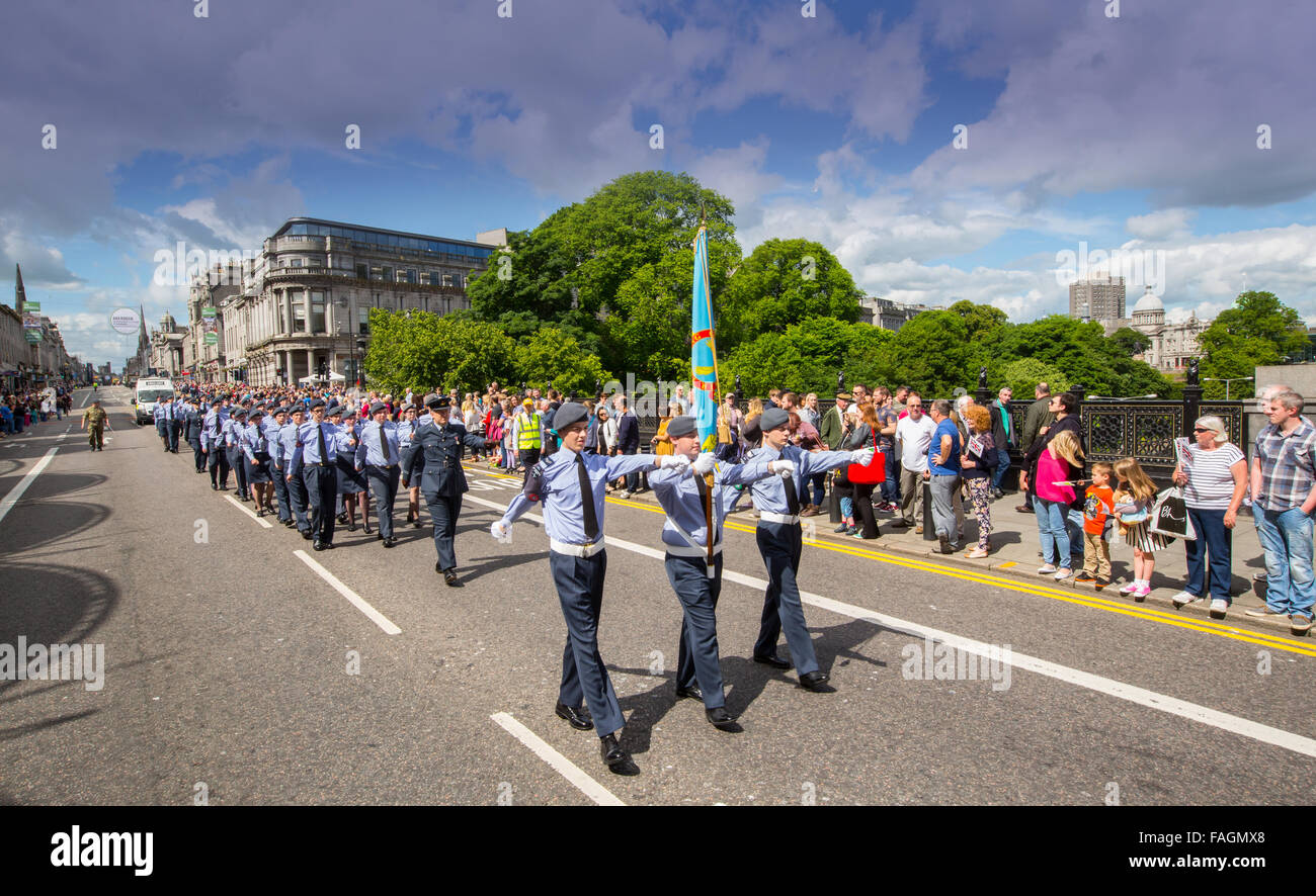 Königliche Luftwaffe jüngstere Söhne während der jährlichen Armed Forces Day in Union Street, Aberdeen, Scotland, UK Stockfoto
