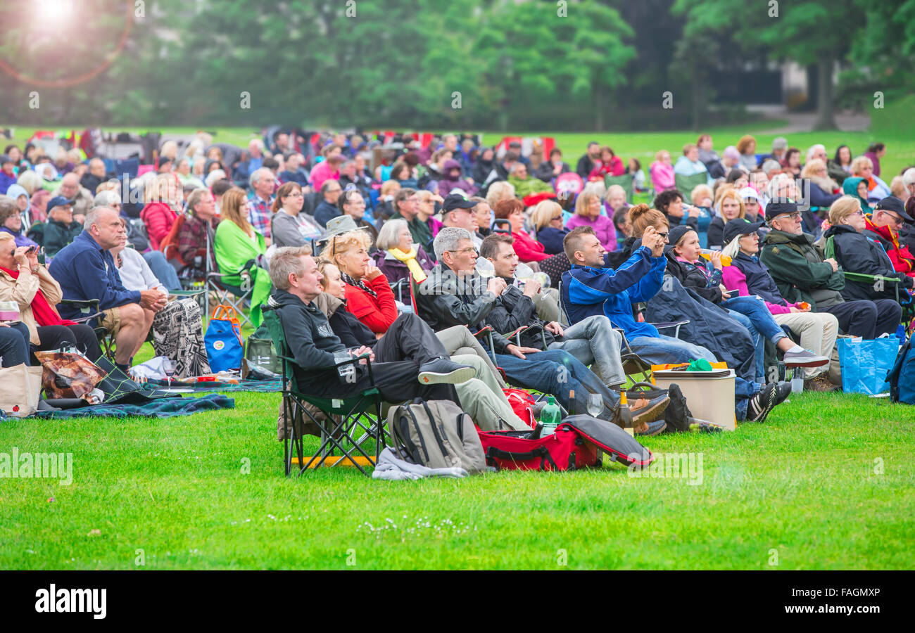 Menschen sehen BP Big Screen Event Relays Oper in Duthie Park in der Stadt von Aberdeen, Schottland, Vereinigtes Königreich Stockfoto