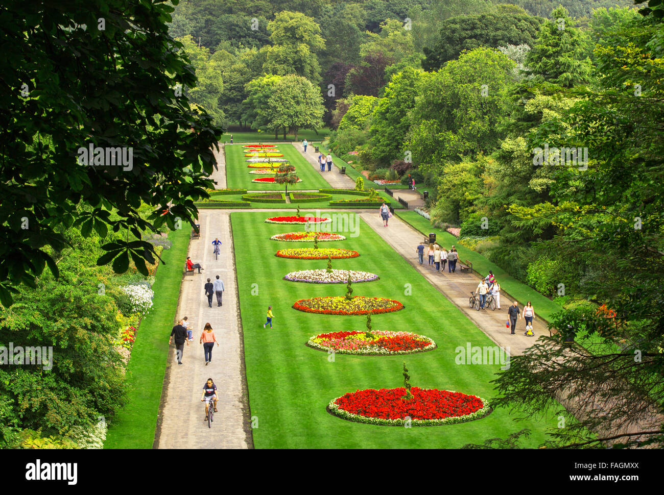 Spaziergänger genießen die Sonne am Dom Walk in Seaton Park im Stadtzentrum von Aberdeen, Schottland, Großbritannien Stockfoto