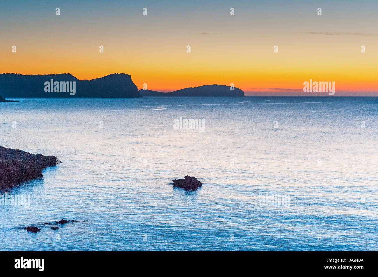 Sonnenaufgang über dem ruhigen schönen Wasser in Es Canar, Ibiza, Teil der Balearen in Spanien, Europa. Stockfoto